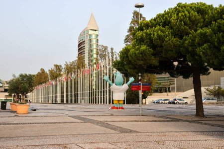 Foto de Un hermoso plano de banderas y edificios en Parque das Nacoes en Lisboa, Portugal - Imagen libre de derechos