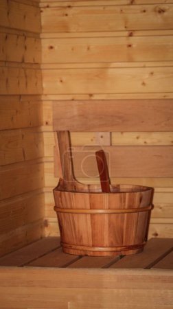 Téléchargez les photos : Plan vertical d'un seau et d'une louche en bois dans un sauna - en image libre de droit