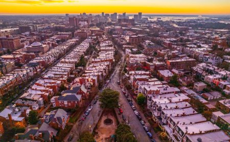 Téléchargez les photos : Vue aérienne d'un quartier résidentiel de Richmond au coucher du soleil, Virginie - en image libre de droit
