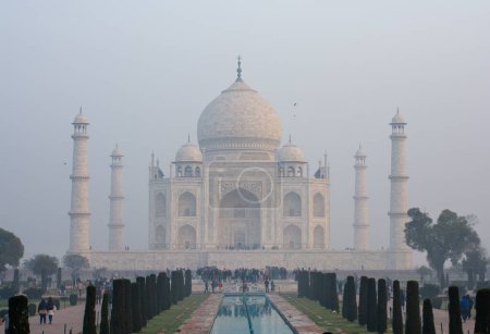 Téléchargez les photos : Une vue panoramique du Taj Mahal par une journée brumeuse à Agra, Uttar Pradesh, Inde - en image libre de droit