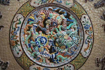 Téléchargez les photos : Conception murale en mosaïque à l'intérieur de la tour Dai Hong Chung à Linh Phuoc Pagode à Da lat, Vietnam - en image libre de droit