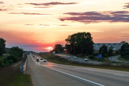 Téléchargez les photos : Trafic autoroutier I94 à Ann Arbor, Michigan, USA au coucher du soleil - en image libre de droit