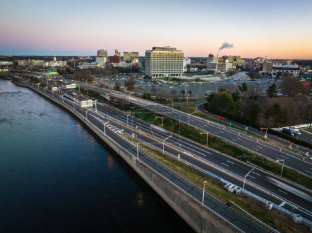 Foto de Un disparo de dron del paisaje urbano de Trenton con el río al amanecer en Nueva Jersey - Imagen libre de derechos