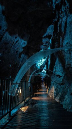 Un plano vertical de la cueva Ryusendo por la noche en Iwate