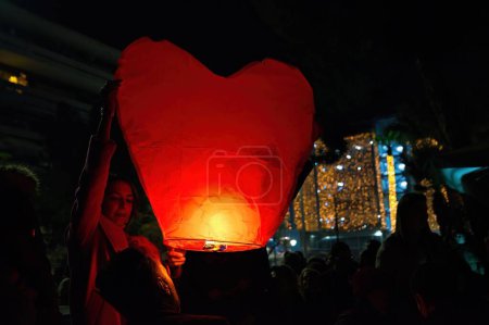Téléchargez les photos : Lanternes volantes chanceuses, lanternes volantes colorées, super spectacle dans la belle ville de Volos, Grèce - en image libre de droit