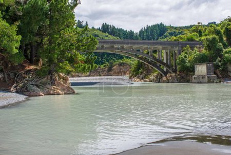 Téléchargez les photos : Un pont au-dessus de la rivière Rakaia en Nouvelle-Zélande, Île du Sud au printemps - en image libre de droit