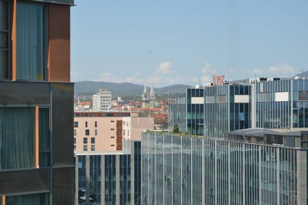 Téléchargez les photos : Un beau cliché des gratte-ciel de Zagreb par un jour lumineux - en image libre de droit