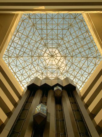Foto de Un plano vertical de un techo simétrico en forma de pentágono con un cielo azul nublado en el fondo - Imagen libre de derechos