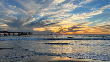 Foto de Colorido atardecer ilumina la playa, el muelle y el océano en Los Ángeles - Imagen libre de derechos