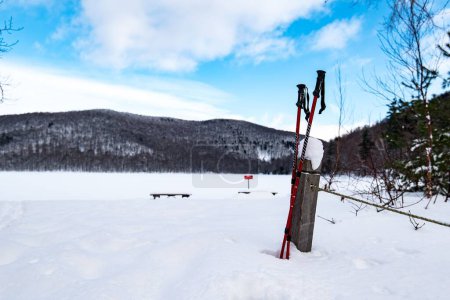 Téléchargez les photos : Un gros plan de bâtons de ski dans la station de ski de Saint-Hilaire, France - en image libre de droit