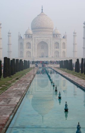 Téléchargez les photos : Vue verticale panoramique du Taj Mahal par une journée brumeuse à Agra, Uttar Pradesh, Inde - en image libre de droit