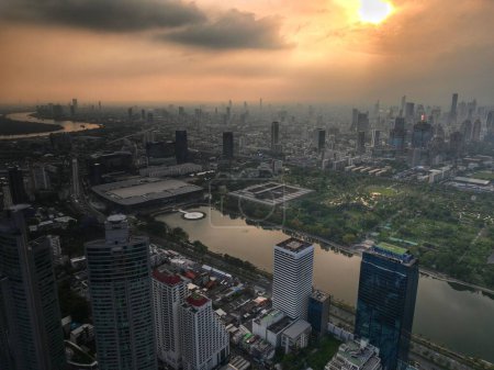 Téléchargez les photos : Une vue sur le paysage urbain de Skyline Bangkok gratte-ciel avec coucher de soleil en Thaïlande - en image libre de droit