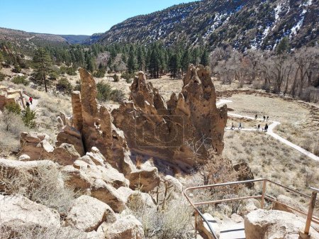 Foto de Una montaña y piedras naturales de formación geológica bajo la luz del sol en un cañón, Nuevo México - Imagen libre de derechos