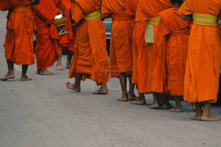 Foto de Monjes budistas durante el murciélago Sai o el murciélago Tak, la tradicional ceremonia de limosna matutina en Luang Prabang, Laos - Imagen libre de derechos