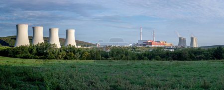 Téléchargez les photos : Vue panoramique d'une centrale nucléaire à Mochovce, Slovaquie. - en image libre de droit