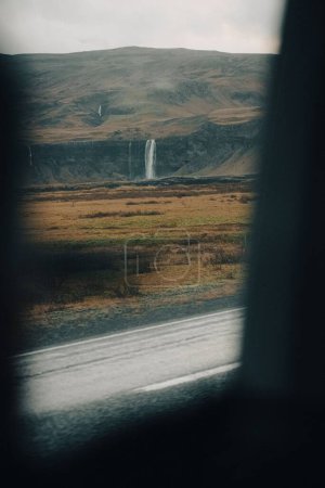 Téléchargez les photos : Un plan vertical de la vallée avec une cascade et une montagne en arrière-plan. Islande. - en image libre de droit
