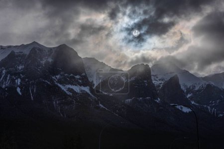 Téléchargez les photos : Une vue panoramique sur les montagnes Canmore en Alberta, Canada - en image libre de droit