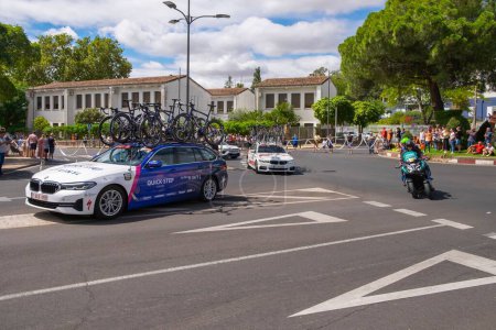Téléchargez les photos : Les véhicules des cyclistes transportant de nombreuses bicyclettes sur le toit lors de la randonnée à vélo en Espagne - en image libre de droit