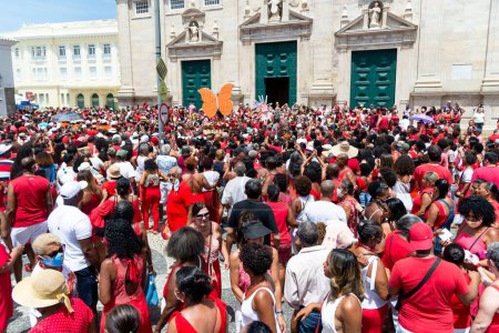 Téléchargez les photos : Des fidèles dans la foule saluent Santa Barbara à Largo do Terreiro de Jesus à Pelourinho, Salvador, Bahia. - en image libre de droit