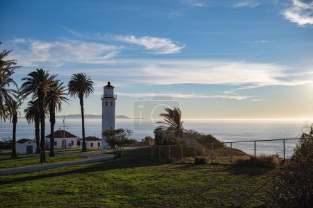 Téléchargez les photos : Un phare sur le rivage au coucher du soleil - en image libre de droit