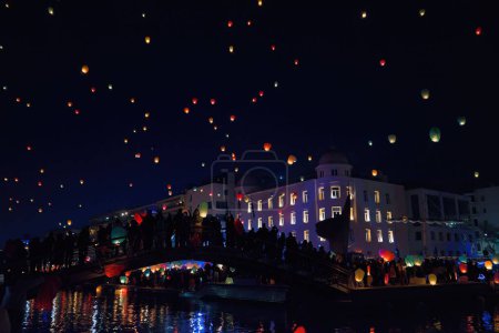 Foto de La gente lanza muchas linternas del cielo para celebrar las luces, para divertirse y pedir deseos en Volos, Grecia - Imagen libre de derechos