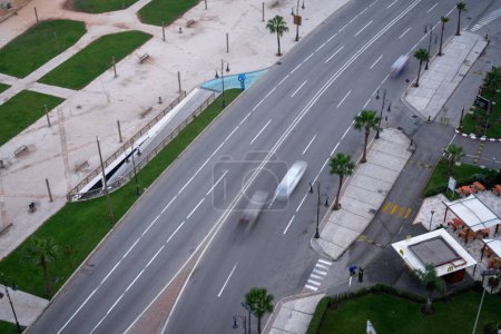 Téléchargez les photos : Flou de mouvement des voitures conduisant sur la route - en image libre de droit