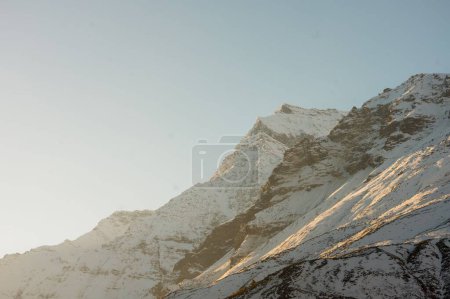 Téléchargez les photos : Beau lever de soleil dans les montagnes avec crête de neige Leh Ladakh - en image libre de droit