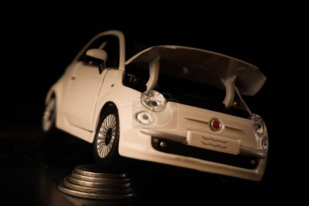 Téléchargez les photos : Une voiture miniature et des pièces représentant les frais de voiture - en image libre de droit