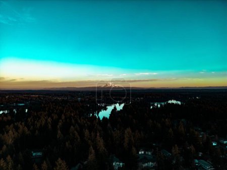 Téléchargez les photos : La belle vue sur le mont Rainier sur le fond du ciel bleu. Washington, États-Unis. - en image libre de droit
