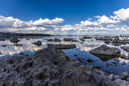 Téléchargez les photos : Une vue panoramique de petites formations rocheuses dans le lac Mono sous un ciel nuageux bleu en Californie, États-Unis - en image libre de droit