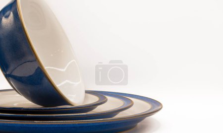 Téléchargez les photos : Un bol et trois assiettes de vaisselle de couleurs blanches et bleues - en image libre de droit