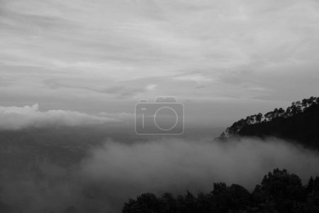 Téléchargez les photos : Une vue du paysage des nuages sur les montagnes par une journée nuageuse - en image libre de droit