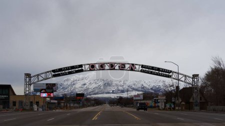 Téléchargez les photos : Le signe de bienvenue d'Ogden City avec des montagnes en arrière-plan, Utah - en image libre de droit