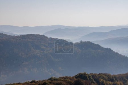 Téléchargez les photos : Une belle vue sur un paysage des sommets montagneux par une journée brumeuse - en image libre de droit