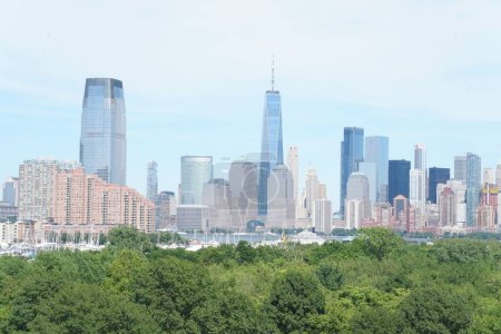 Foto de El horizonte de los rascacielos de Nueva York contra el cielo azul - Imagen libre de derechos