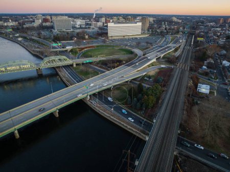 Téléchargez les photos : Une antenne du paysage urbain de Trenton, New Jersey, voitures conduisant le long des autoroutes au lever du soleil - en image libre de droit