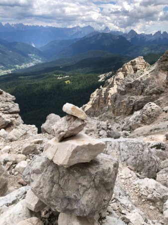 Téléchargez les photos : Un plan vertical de rochers avec des montagnes pittoresques en arrière-plan - en image libre de droit
