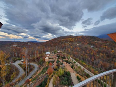 Téléchargez les photos : Vue aérienne d'un parc entouré par le paysage automnal - en image libre de droit