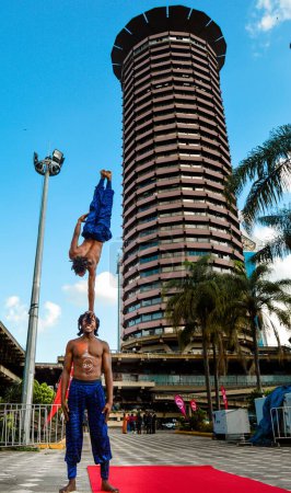 Téléchargez les photos : Les arts créatifs kenyans acrobates danseurs performant en plein air - en image libre de droit