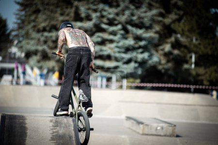 Foto de Un joven en bicicleta durante el evento de BMX en Skate park en Kosice - Imagen libre de derechos