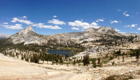 Foto de El Parque Nacional Yosemite con un cielo azul nublado en el fondo, California, Estados Unidos - Imagen libre de derechos