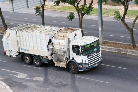 Téléchargez les photos : Le camion de collecte des ordures dans la ville de Lisbonne - en image libre de droit