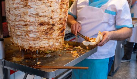 Téléchargez les photos : Un homme préparant shawarma au marché de rue - en image libre de droit
