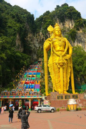 Foto de Estatua del Señor Murugan y escaleras al templo de las Cuevas de Batu en Kuala Lumpur, Malasia. 2 Vertical, Tomado el 28 Enero 2020 - Imagen libre de derechos