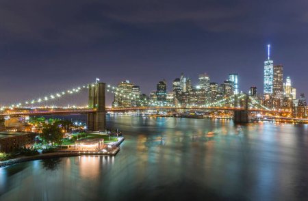 Foto de Una foto panorámica de la ciudad de Nueva York y el puente de Brooklyn por la noche con luces de la ciudad hermosa brillante - Imagen libre de derechos