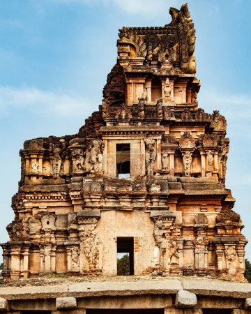 Téléchargez les photos : Hampi est un ancien village du Karnataka, dans le sud de l'Inde. Il est parsemé de nombreux complexes de temples en ruine de l'Empire Vijayan. - en image libre de droit