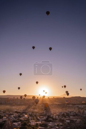 Téléchargez les photos : Un plan vertical de belles montgolfières au coucher du soleil en Cappadoce, Turkiye - en image libre de droit