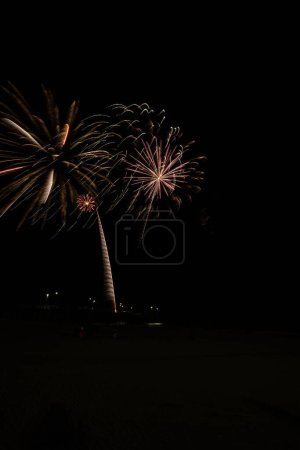 Foto de Fuegos artificiales disparan desde el muelle de Newport Beach para iniciar la celebración del desfile del barco - Imagen libre de derechos