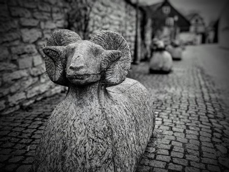 Téléchargez les photos : Statue en pierre calcaire en forme de mouton à Visby, sur l'île de Gotland, Suède - en image libre de droit