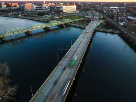 Téléchargez les photos : Une antenne de l'intersection du pont du Bas-Trenton et d'un pont routier à Trenton au lever du soleil - en image libre de droit